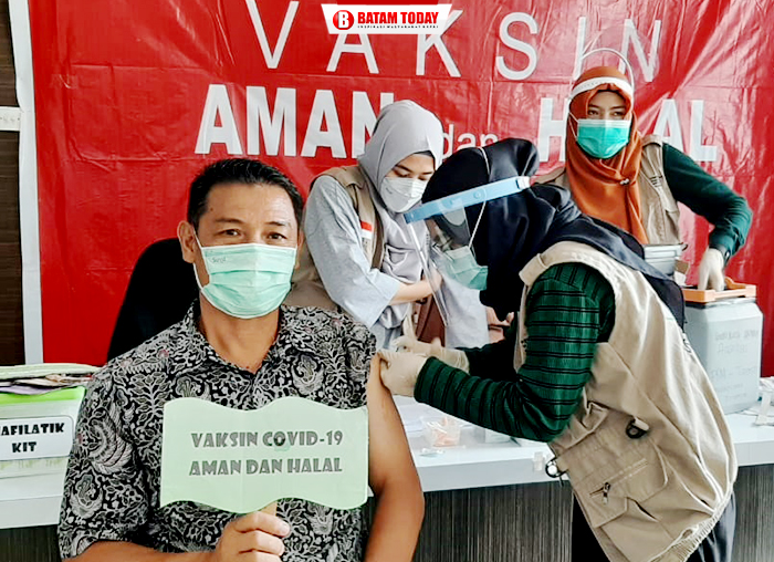 Anggota DPRD Anambas dari Komisi I, Rocky H Sinaga saat ikut divaksin